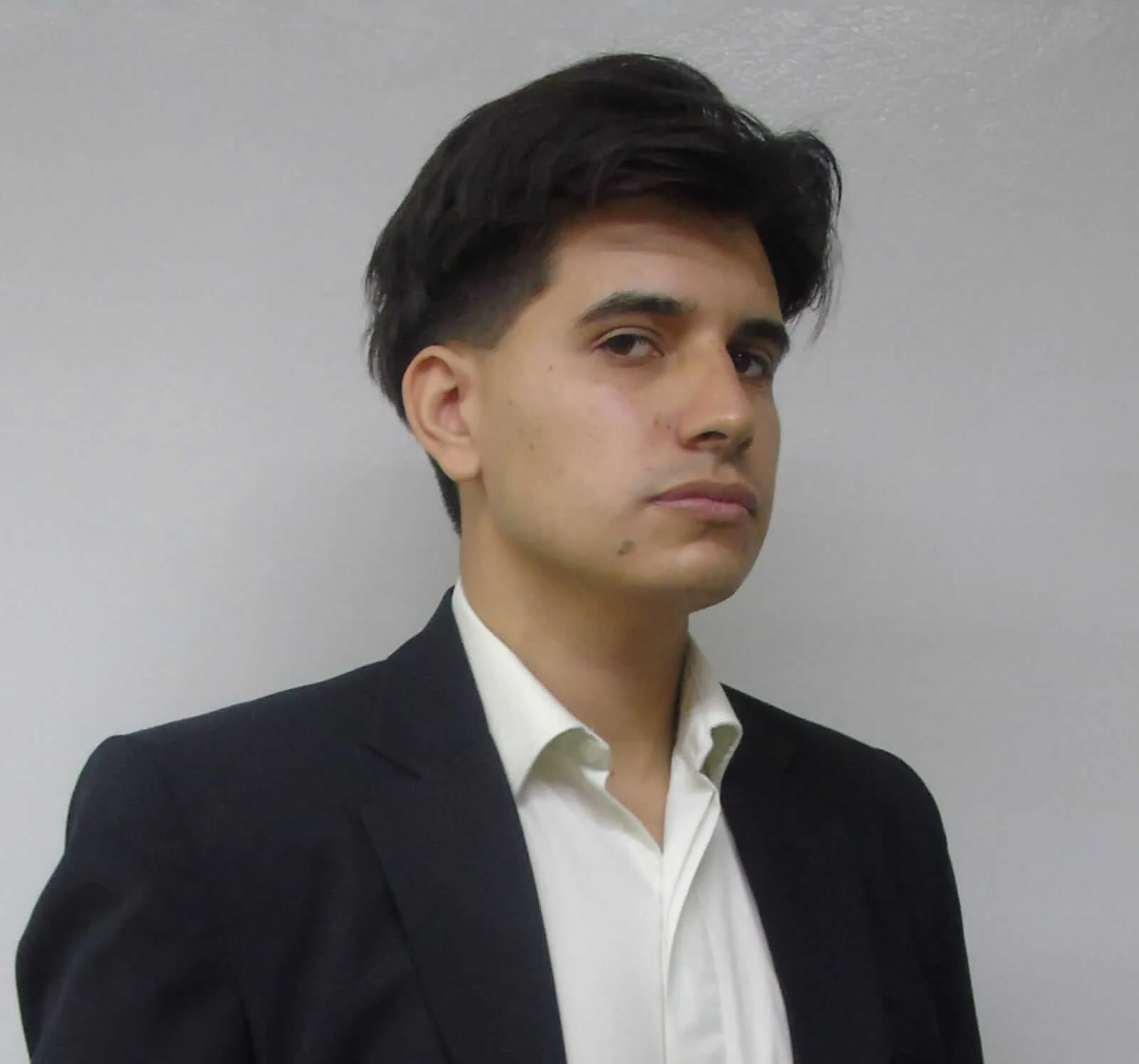 Dr. Cárdenas Enzo Javier, abogado jefe del estudio